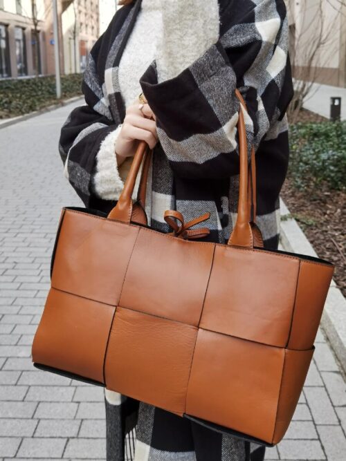 Skórzana torebka typu shopper wykonana z naturalnej skóry w kolorze brązowym.