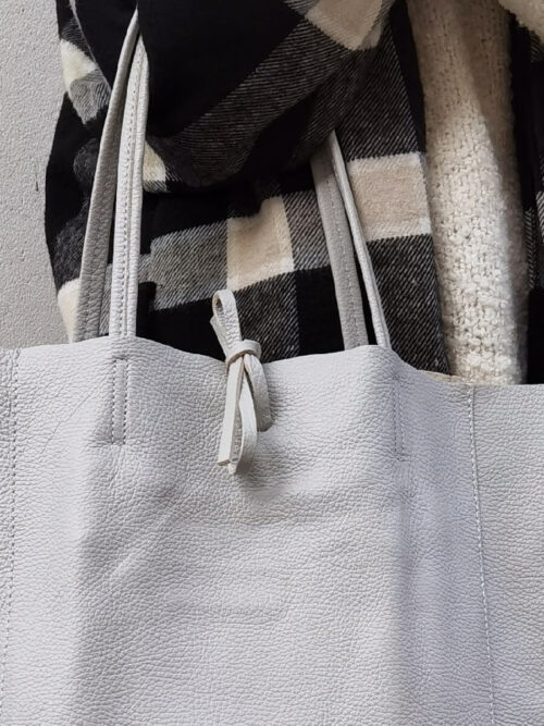 Duża torba damska typu shopper wykonana ze skóry naturalnej Shopper w kolorze szarym.