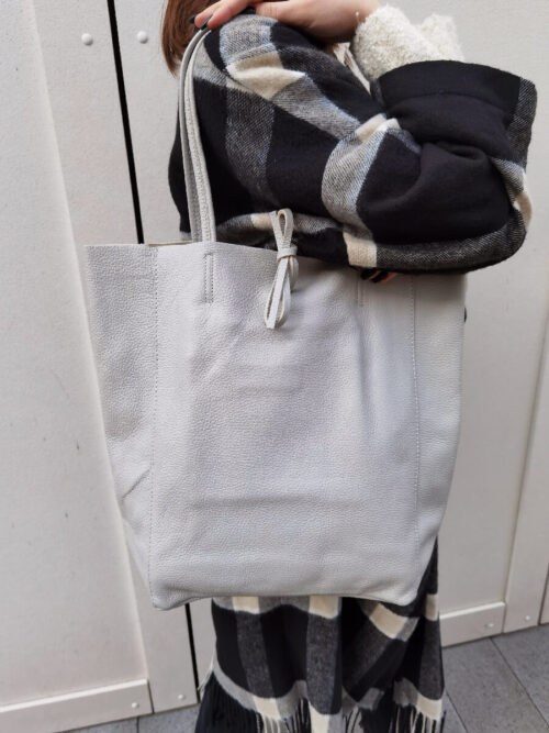 Duża torba damska typu shopper wykonana ze skóry naturalnej Shopper w kolorze szarym.
