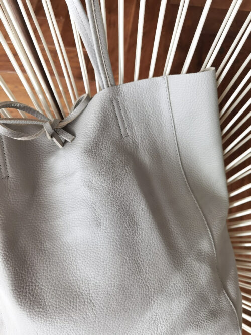 Duża torba damska typu shopper wykonana ze skóry naturalnej Shopper w kolorze szarym.