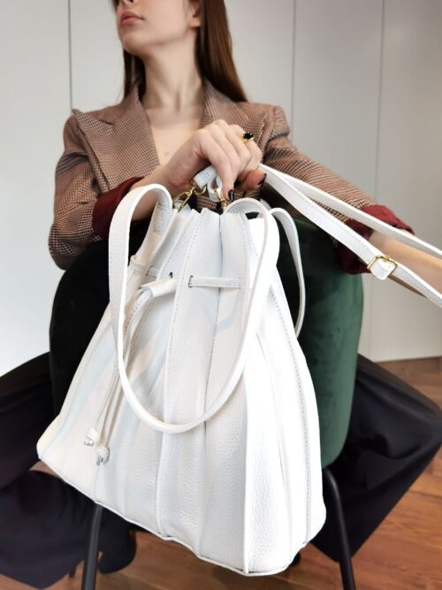 Worek typu bucket bag wykonany ze skóry naturalnej biały.