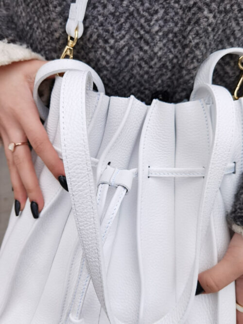 Worek typu bucket bag wykonany ze skóry naturalnej biały.