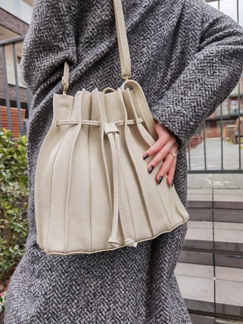 Torebka worek typu bucket bag ze skóry naturalnej w kolorze jasny beż.