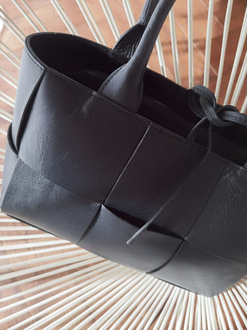 Torebka skórzana shopper wykonana z naturalnej skóry w kolorze czarnym.