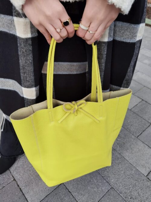 Duża damska torba typu shopper wykonana ze skóry naturalnej w żółtym kolorze.