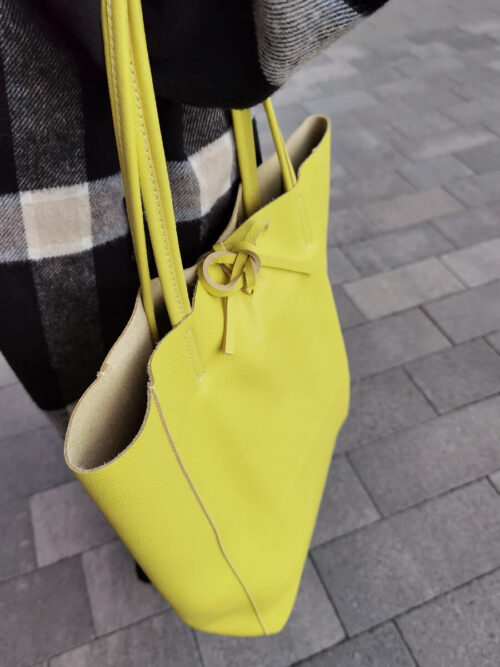 Duża damska torba typu shopper wykonana ze skóry naturalnej w żółtym kolorze.