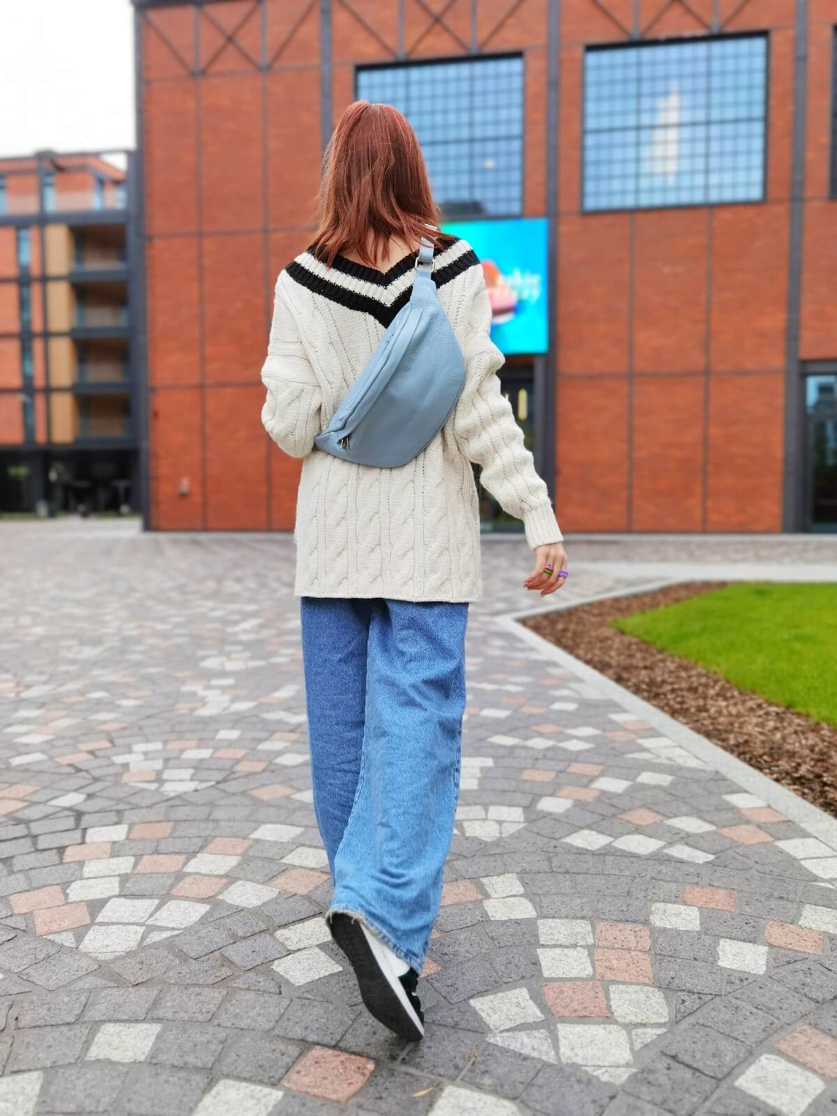 Torebka skórzana nerka błękitna. Torebka damska typu nerka wykonana ze skóry naturalnej w kolorze błękitnym.